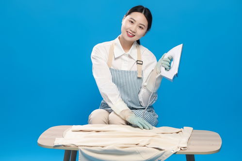 藍底熨衣服保潔服務(wù)女性人物攝影圖 專業(yè)攝影與咨詢策劃服務(wù)的完美結(jié)合